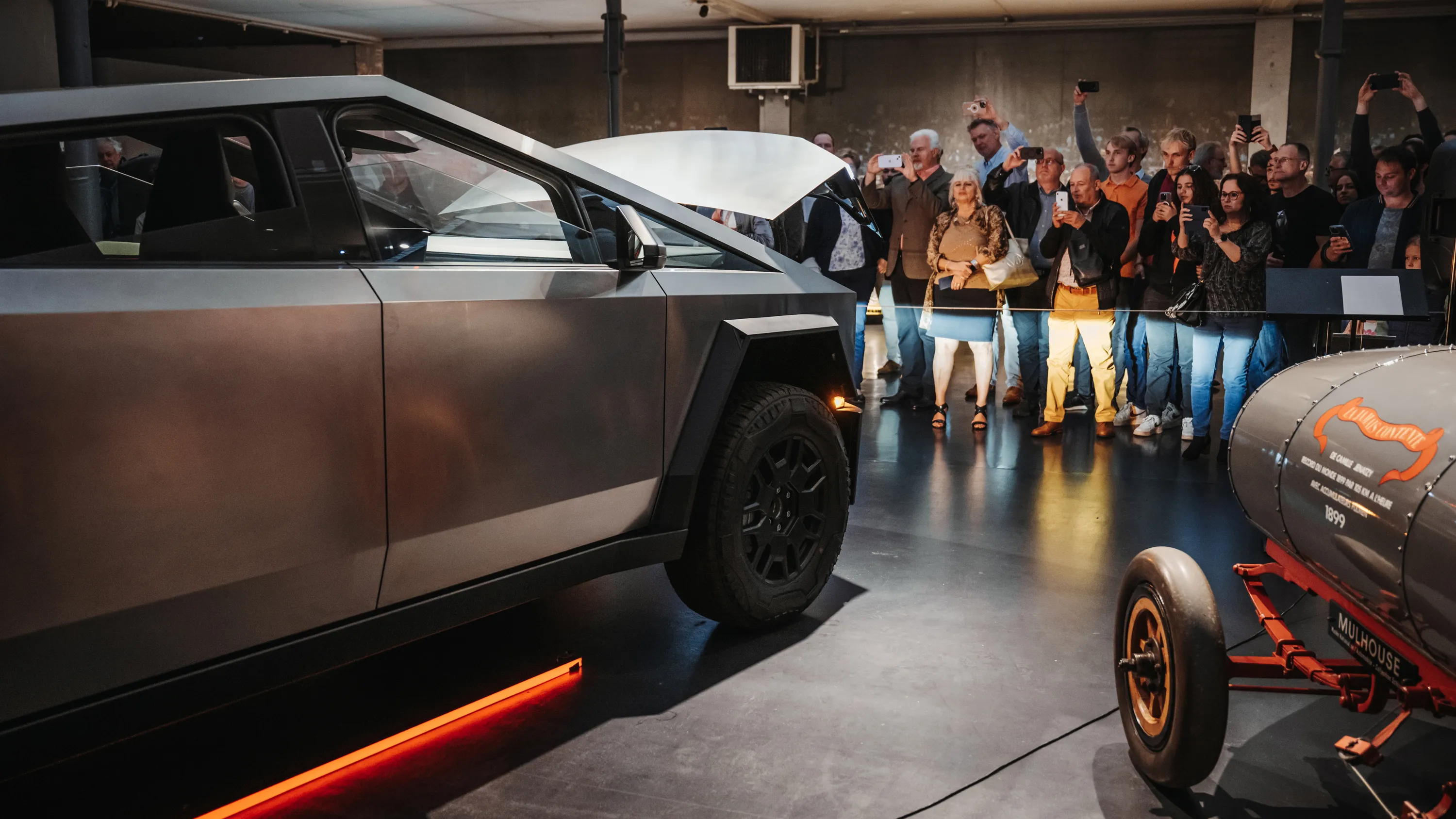 Tesla Cybertruck exposé avec public Tesla Cybertruck exposé lors d'un événement automobile privé avec du public à Mulhouse