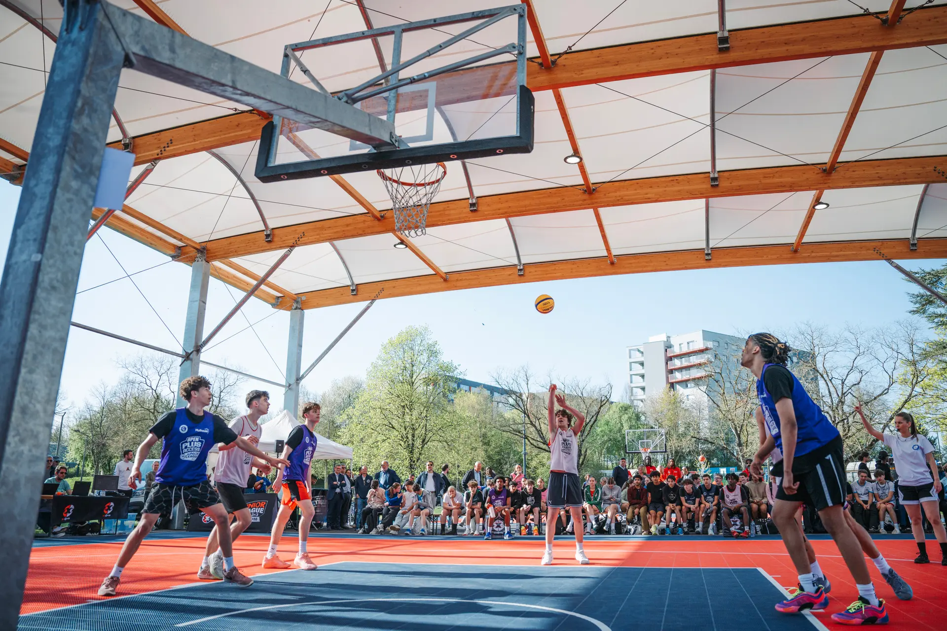 basket-3x3-match-tir-joueur-terrain-couvert-mulhouse Photographie d'action basketball 3x3 sur terrain couvert à Mulhouse, joueur en plein tir au panier.