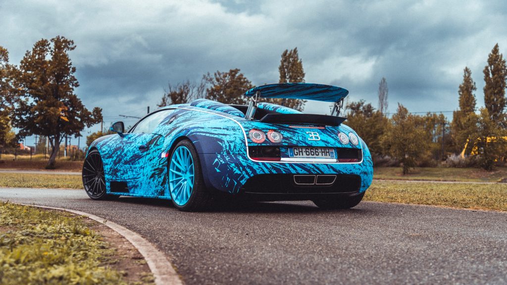 Bugatti Veyron Grand Sport Vitesse POGATTI covering Nathan Haëtty vue arrière. Hypercar bleue exclusive.
