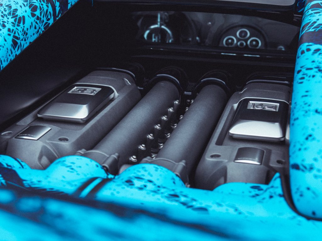Gros plan moteur Bugatti Veyron Grand Sport Vitesse W16 16.4 et covering Nathan Haëtty bleu.