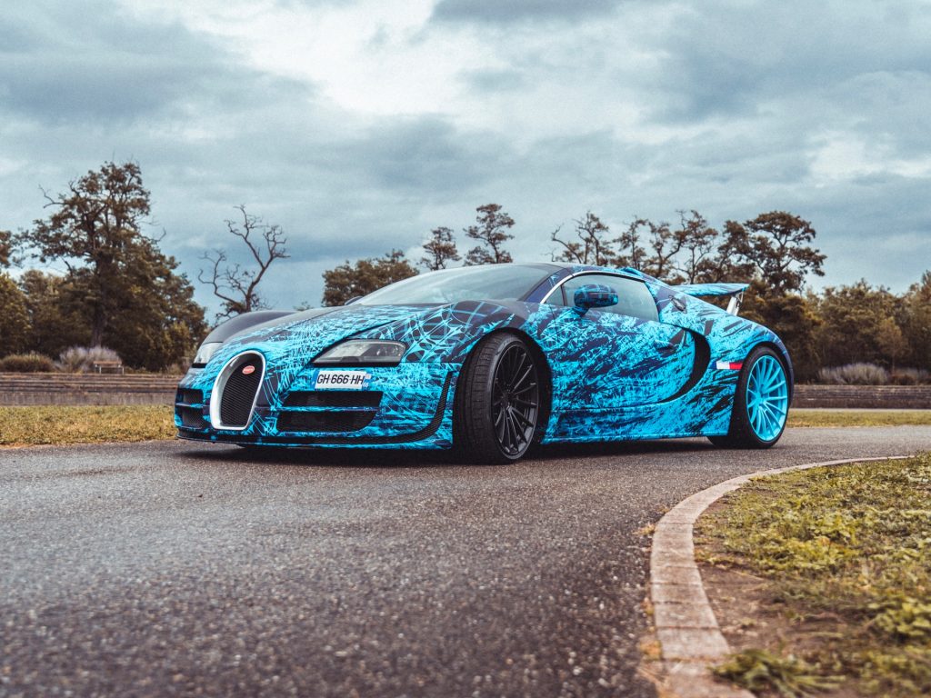 Bugatti Veyron Grand Sport Vitesse POGATTI, covering bleu Nathan Haëtty, reportage photo extérieur, hypercar de prestige.