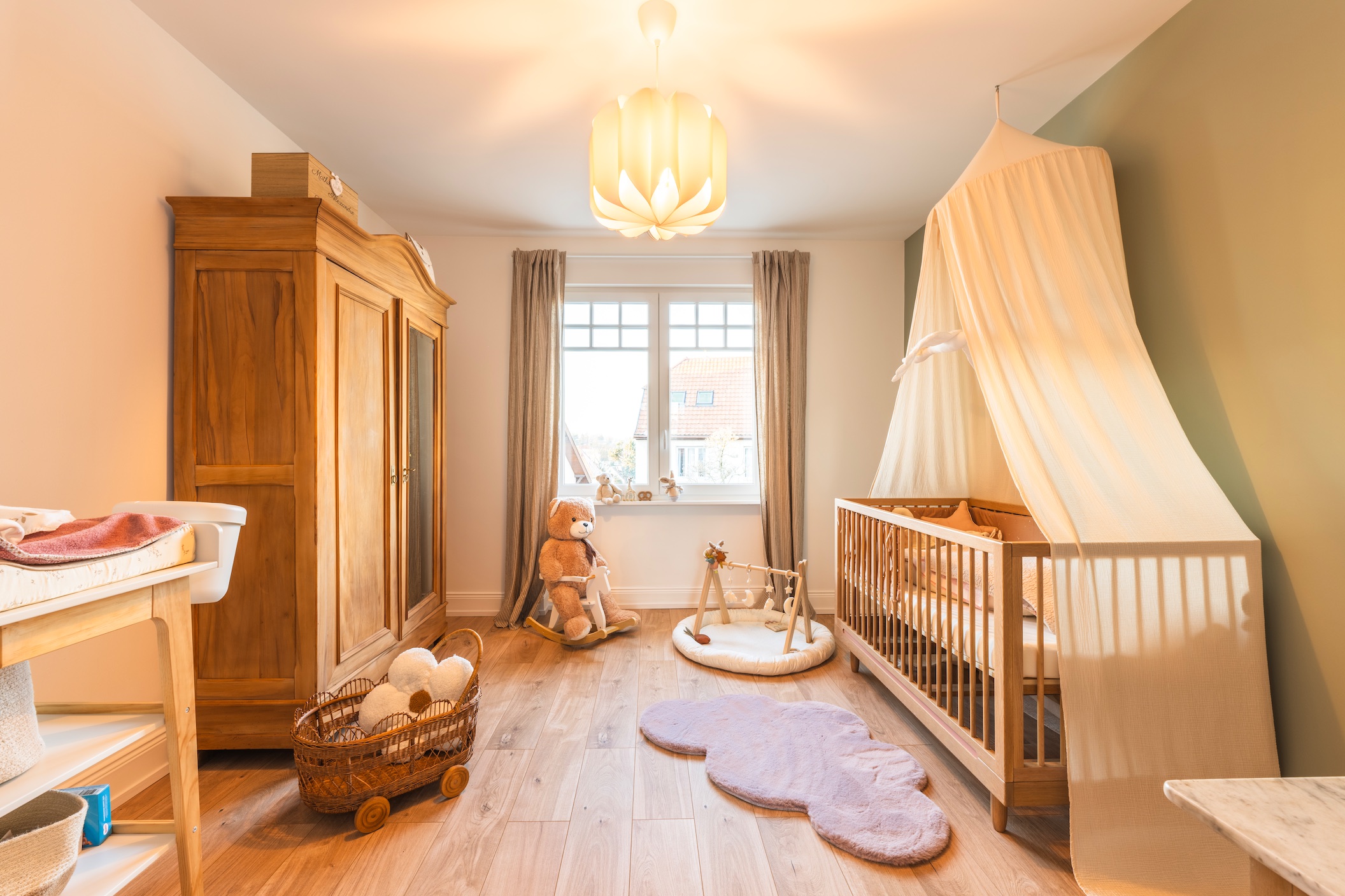 chambre-enfant-scandinave-lumiere-naturelle-mobilier-bois Chambre bébé moderne style scandinave, lumière naturelle, berceau en bois clair et mobilier minimaliste.