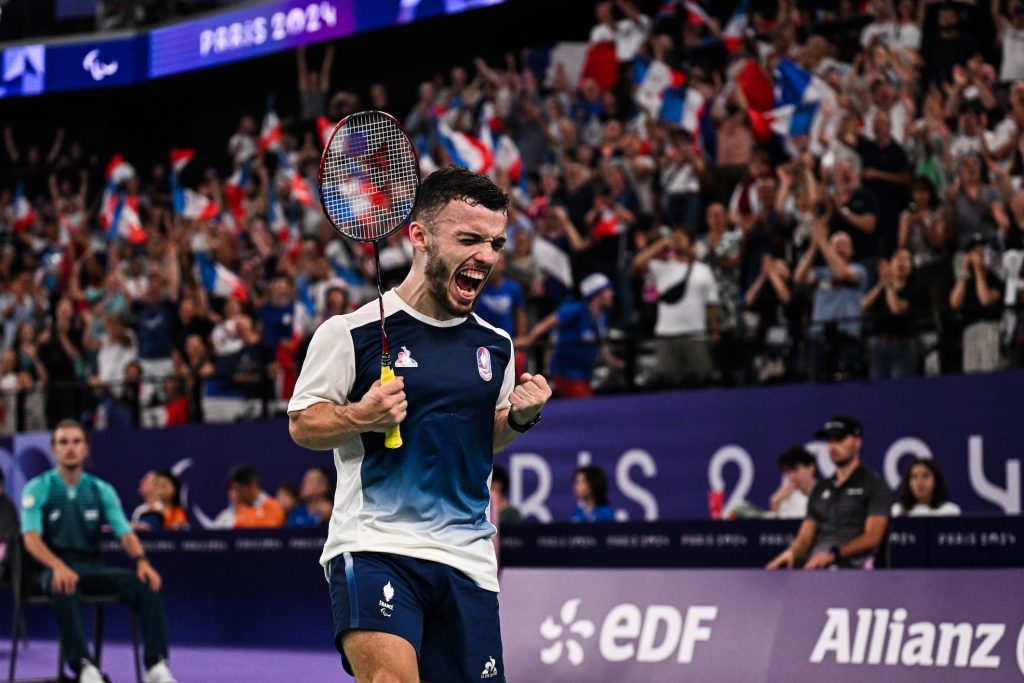Charles Noakes, champion para-badminton, célébrant sa victoire aux Jeux Paralympiques Paris 2024 devant le public français.