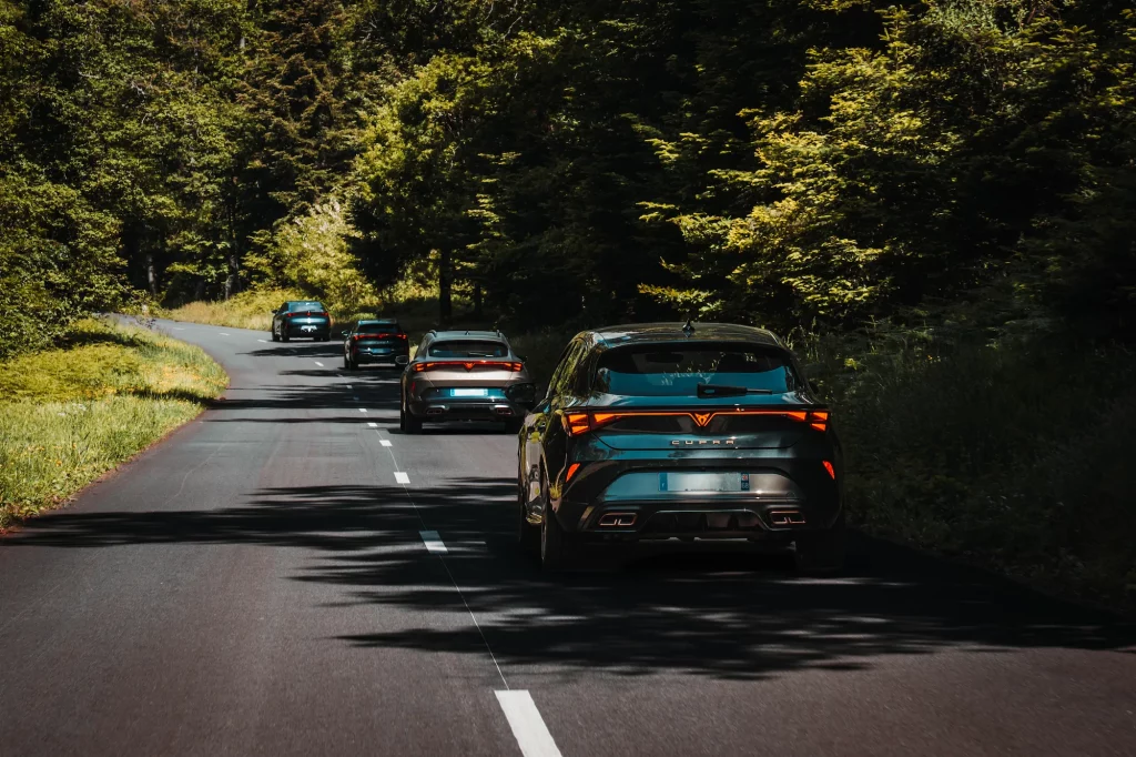 Convoi de modèles Cupra (Formentor, Tavascan, Leon et Terramar) sur une route de forêt en Alsace. Roadshow.
