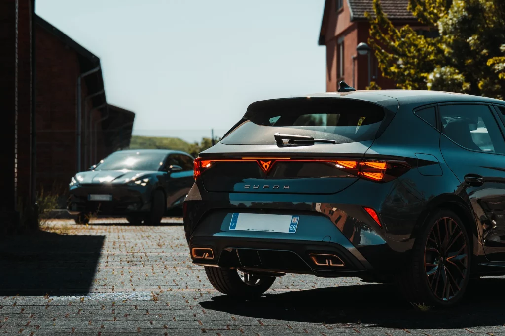 Cupra Leon arrière en Alsace. Détail feux arrière Cupra VZ sur pavés à Wittelsheim, près de Mulhouse.