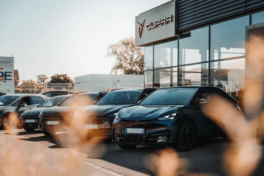 Flotte de véhicules Cupra alignée devant la concession Mulhouse pour le Roadshow Alsace.
