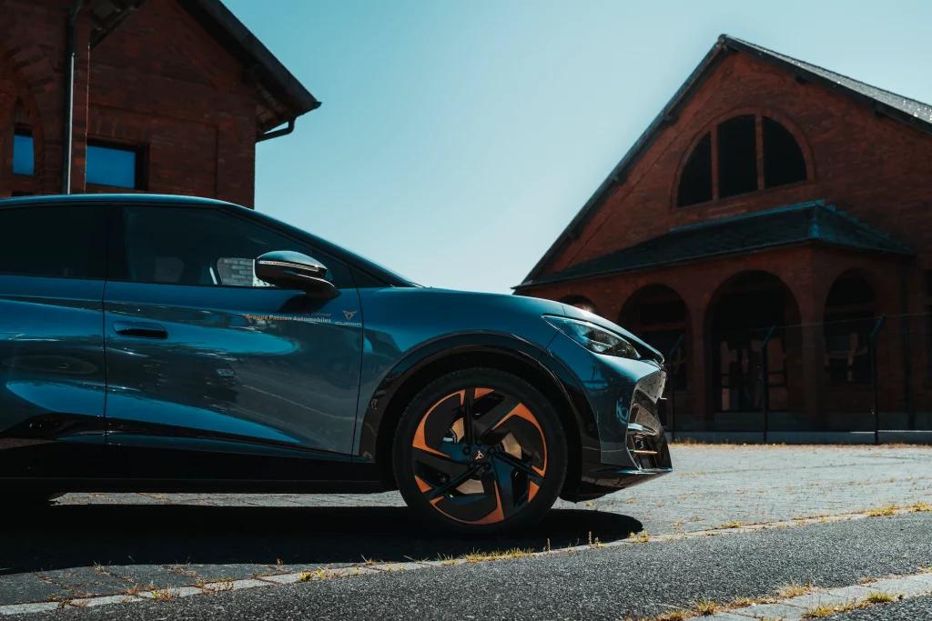 Cupra Tavascan bleu à Mulhouse, profil dynamique, jantes cuivre. Photo événementiel automobile Alsace.