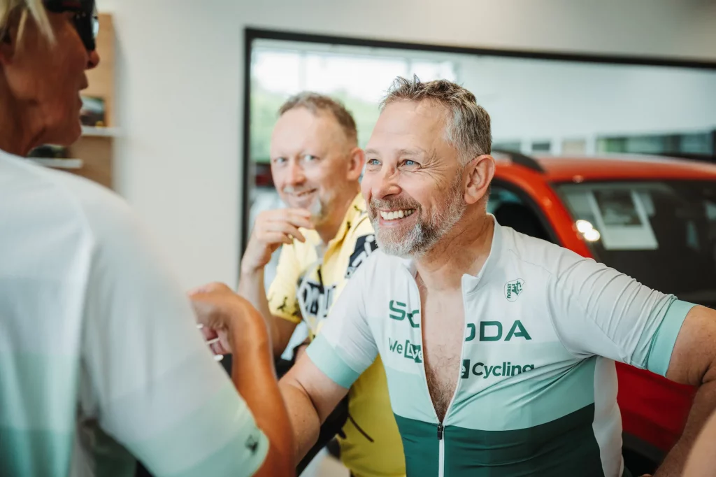 Cycliste souriant en maillot We Love Cycling lors du rassemblement Škoda à Colmar.