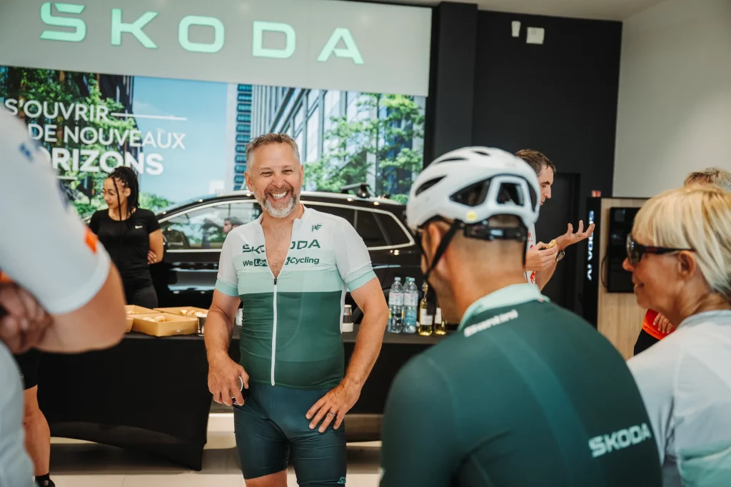 Cycliste souriant en maillot Škoda lors du rassemblement sportif We Love Cycling à Colmar.