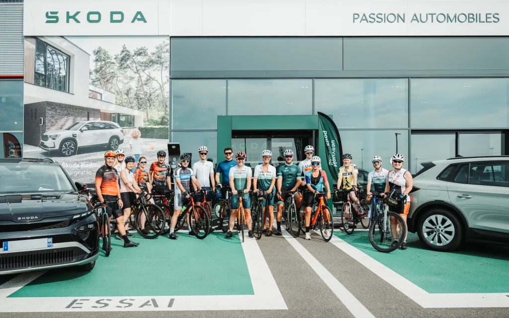 Groupe de cyclistes devant la concession Škoda Colmar pour le départ des Boucles Škoda.
