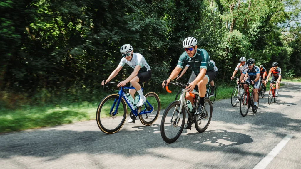 Cyclistes en plein effort lors du rassemblement sportif Les Boucles Škoda à Colmar.