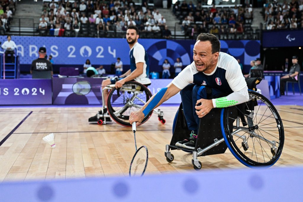 David Toupé frappant le volant en para-badminton fauteuil aux Jeux Paralympiques Paris 2024.