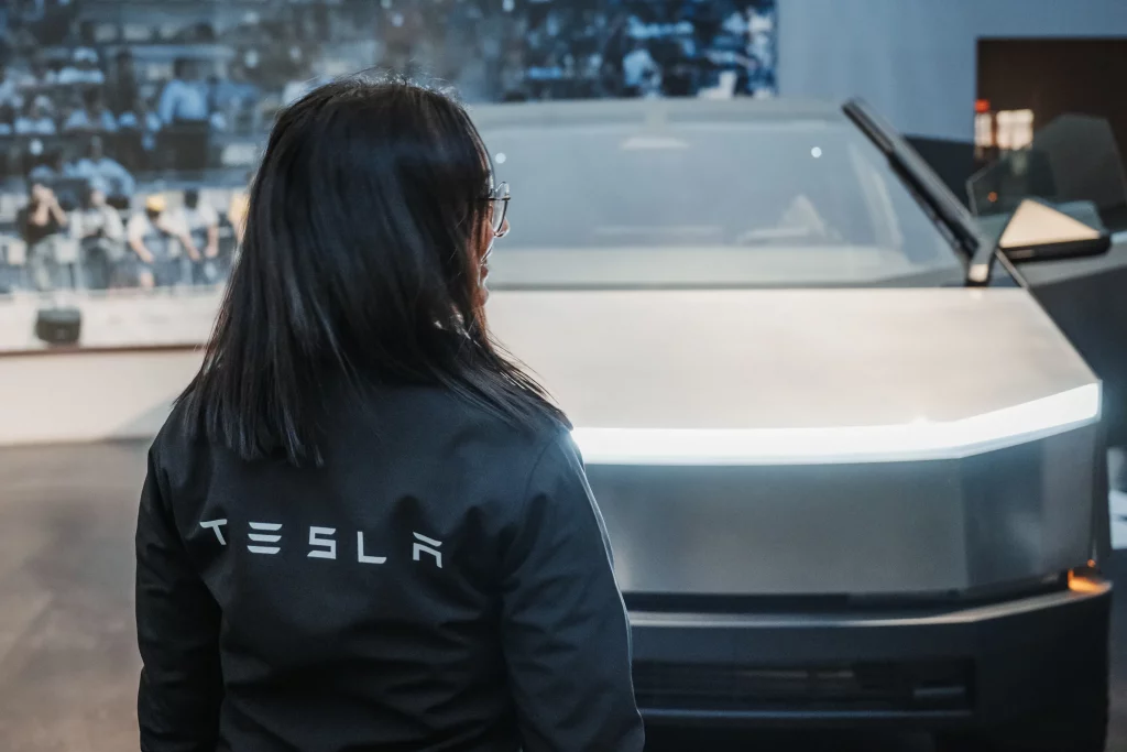 Employée Tesla de dos devant le Cybertruck à Mulhouse, Alsace, lors de l'Odyssey.