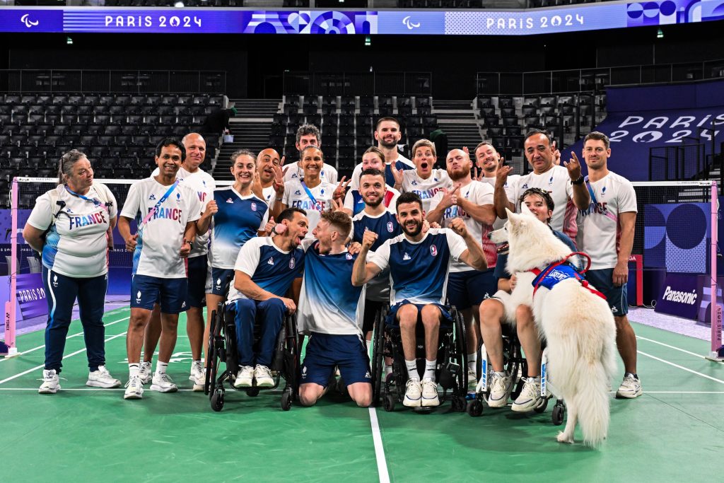 Portrait de l'équipe de France Para-Badminton, athlètes et staff, célébrant leurs exploits à Paris 2024.