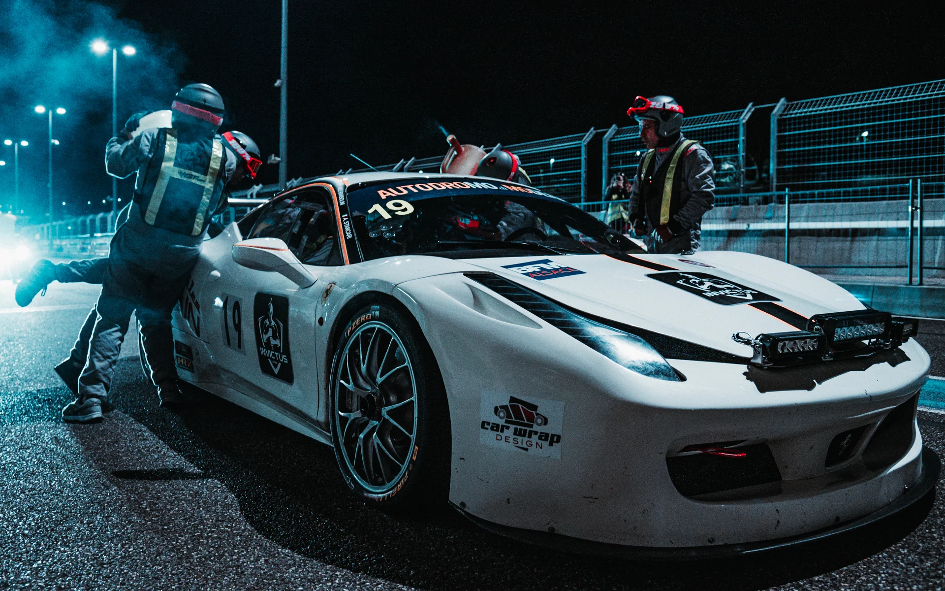 ferrari-458-course-gt-nuit-assistance-piste Ferrari 458 course blanche et équipe dans les stands de nuit, Anneau du Rhin.