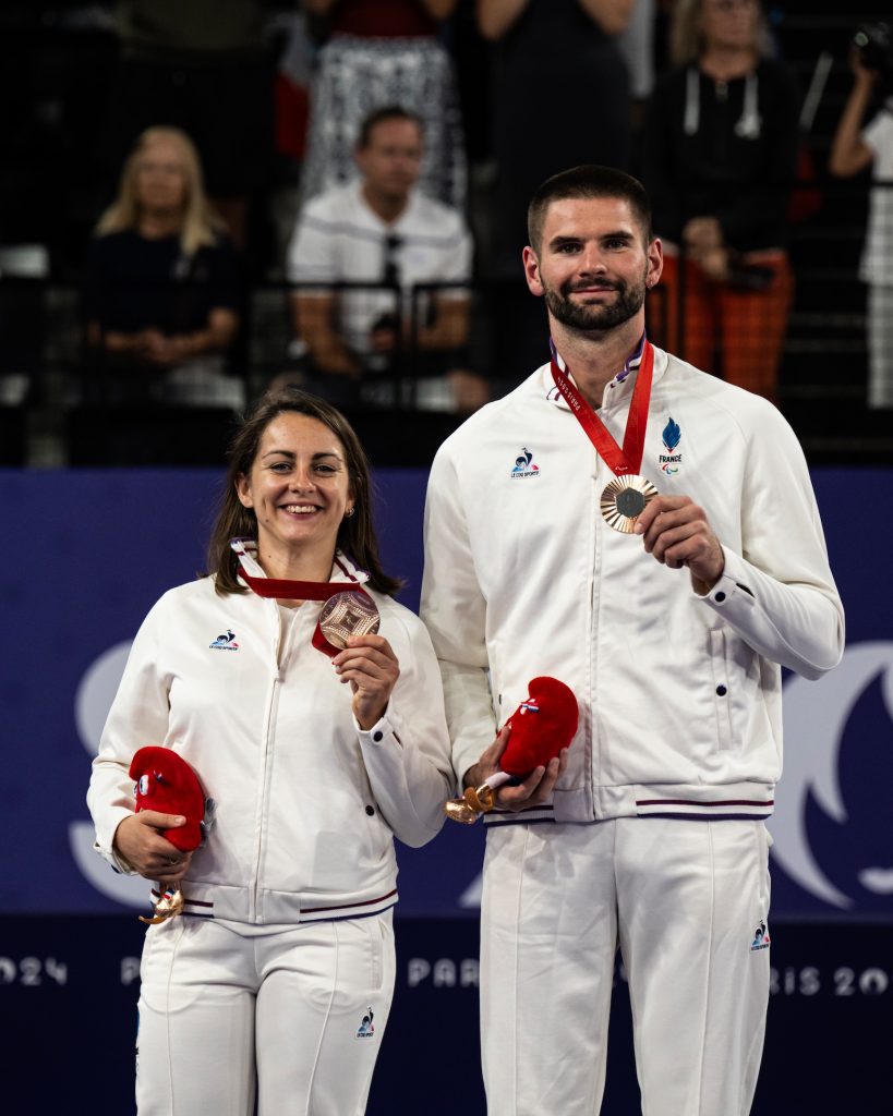 Lucas Mazur et Faustine Noël, médaillés para-badminton Paris 2024, souriants sur le podium.