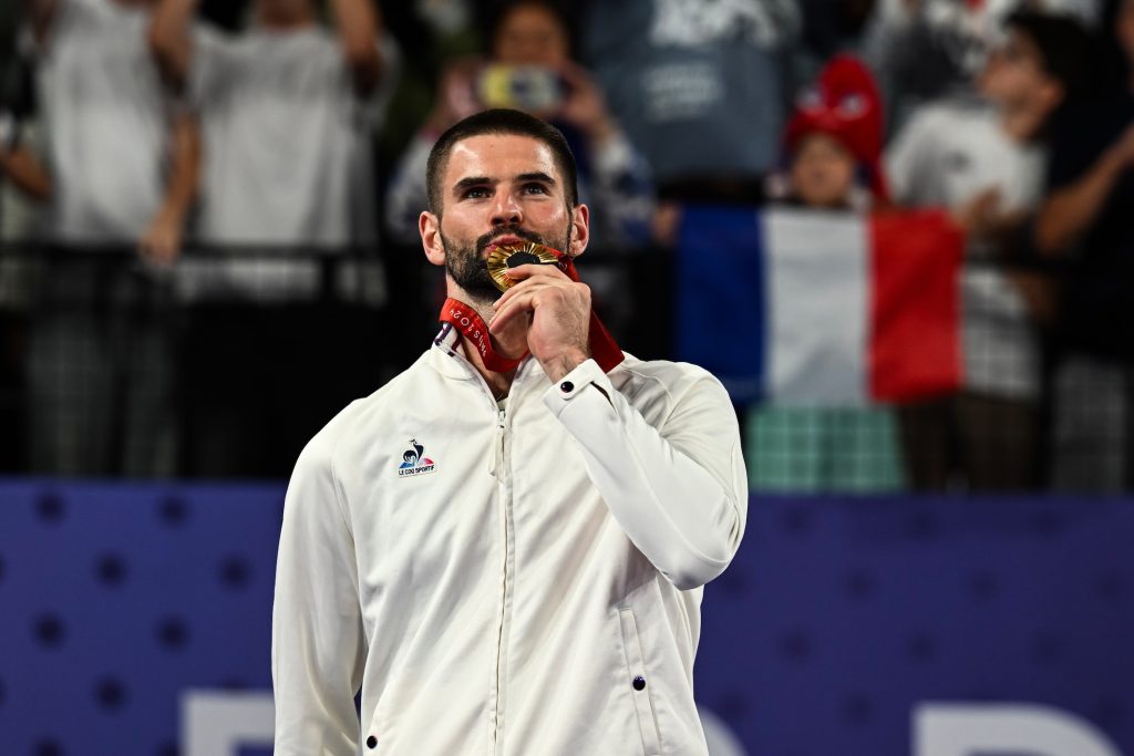 Lucas Mazur, athlète para-badminton, savoure sa médaille d'or aux Jeux Paralympiques Paris 2024.