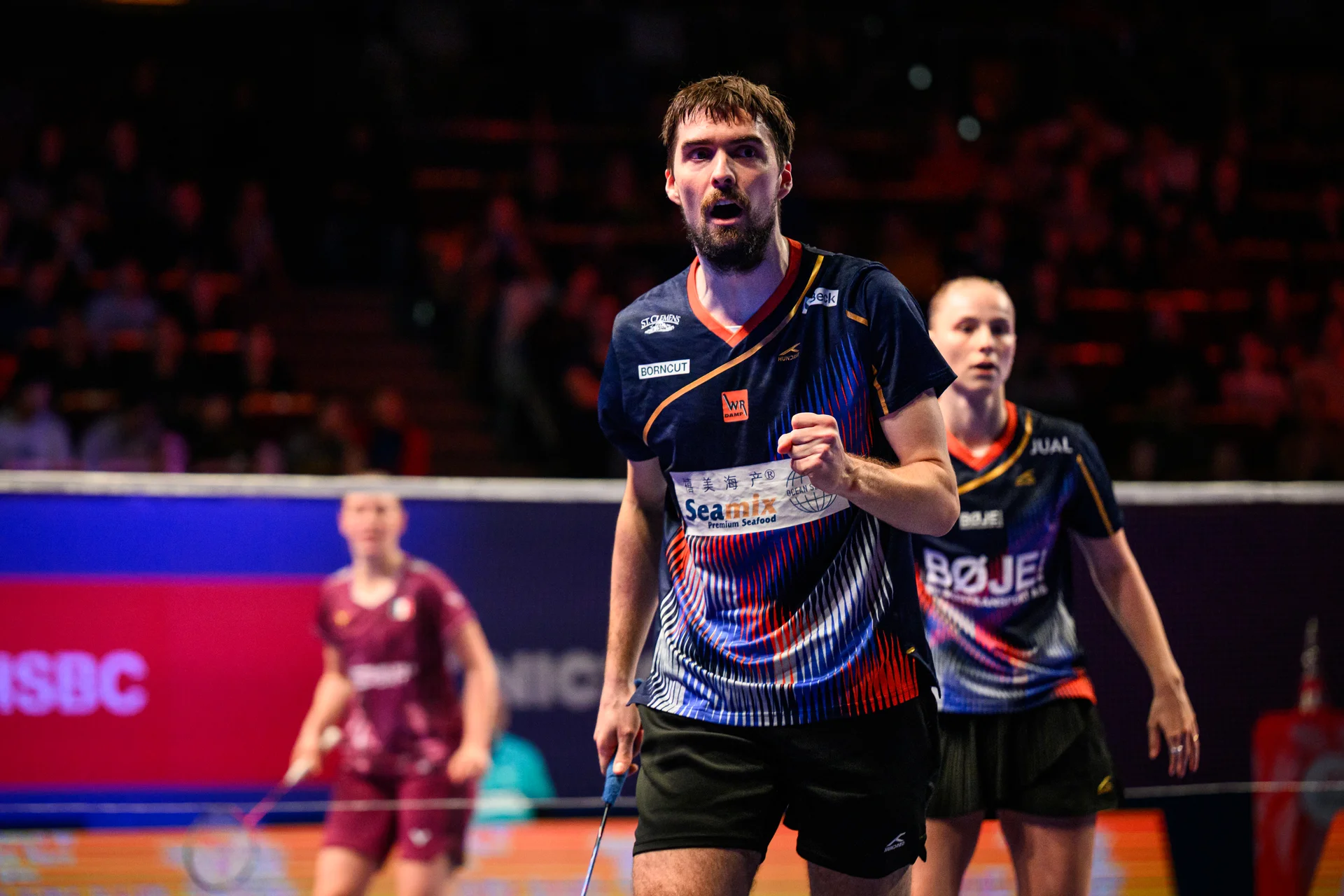 mathias-christiansen-badminton-double-mixte-celebration Mathias Christiansen célèbre un point gagné au badminton, Hylo Open, intensité maximale.