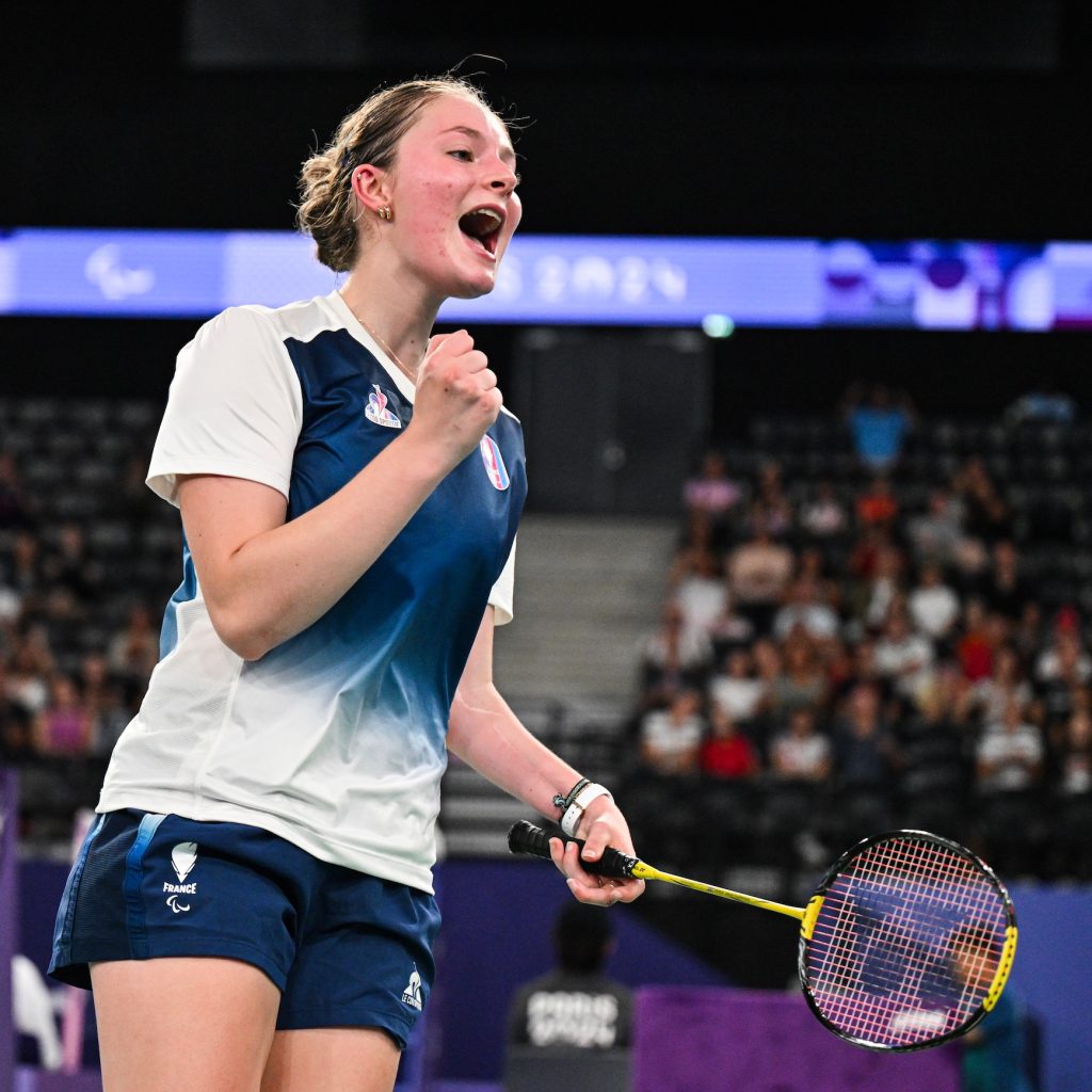 Maud Lefort, athlète française de para-badminton, célèbre un point aux Jeux Paralympiques 2024.