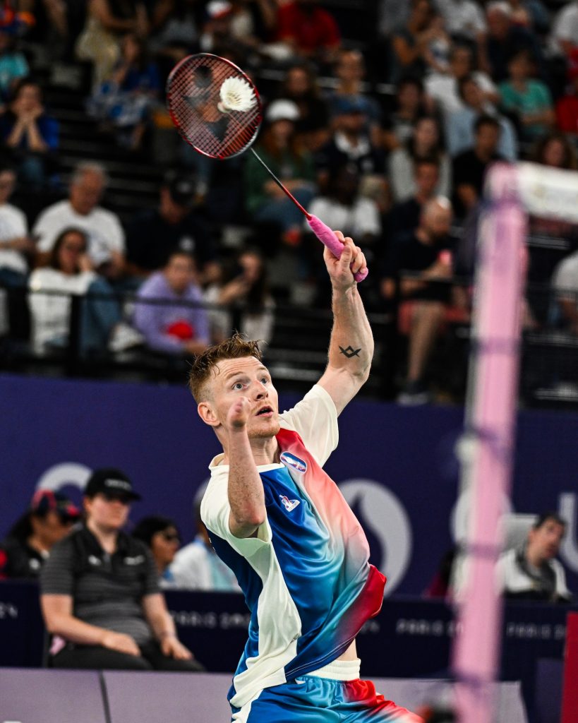 meril loquette frappe le volant en para-badminton aux jeux paralympiques paris 2024