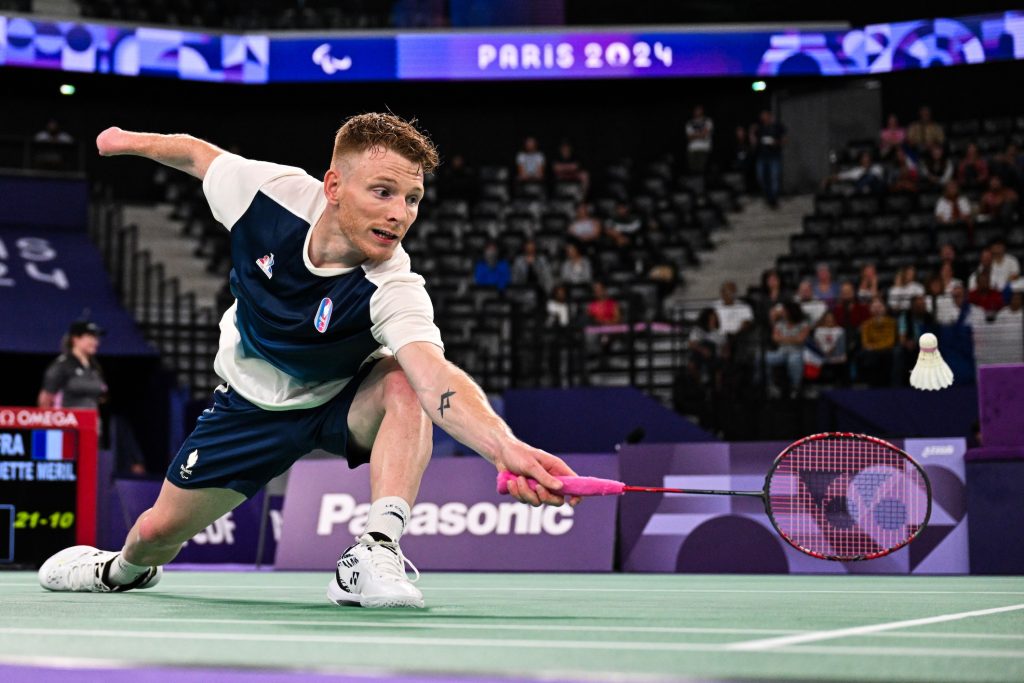Meril Loquette, para-badminton France, en pleine frappe aux Jeux Paralympiques Paris 2024.