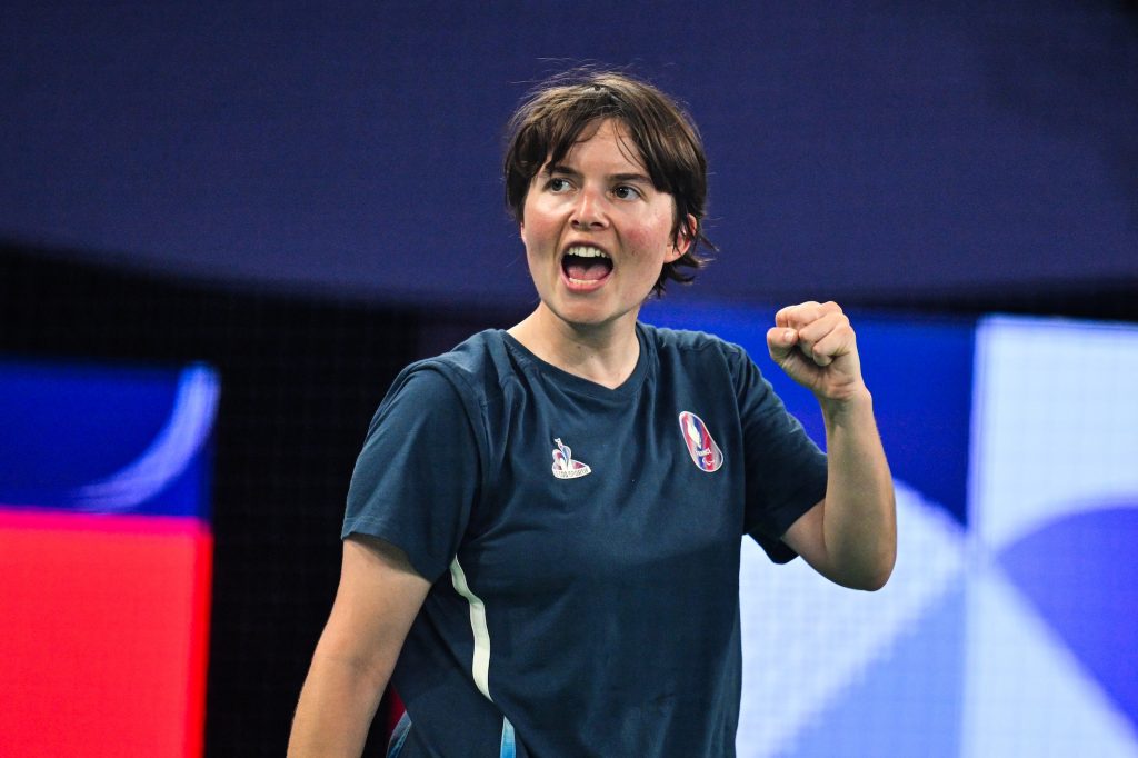 Milena Surreau, équipe de France para-badminton, exulte avec poing levé aux Jeux Paralympiques Paris 2024.
