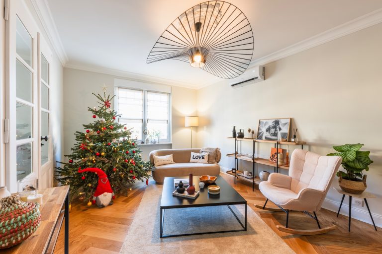 Accueil 3 Salon scandinave moderne lumineux, décoration Noël chaleureuse, parquet chevrons, photographie immobilière.