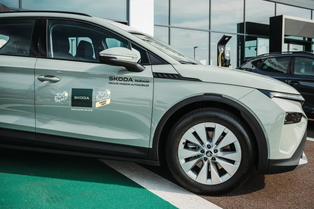 SUV Skoda Elroq floqué aux couleurs du Tour de France devant une concession automobile en Alsace.