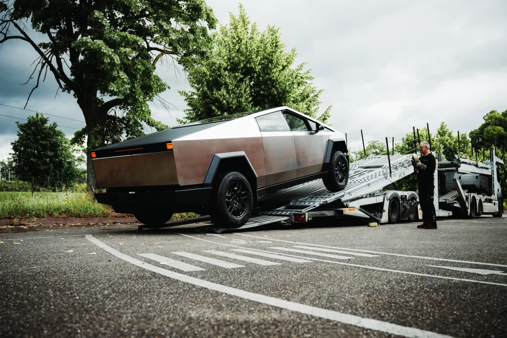 Arrivée du Tesla Cybertruck à Mulhouse, déchargement spectaculaire d'un transporteur automobile.