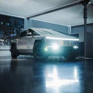 Tesla Cybertruck lors du Cybertruck Odyssey à Mulhouse, Alsace. Vue frontale spectaculaire avec phares LED.