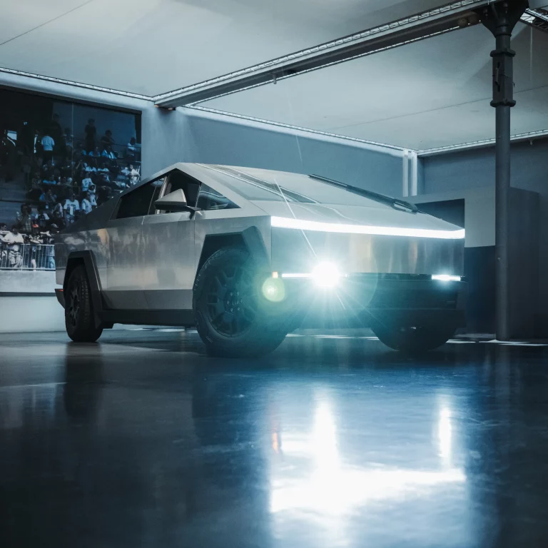 Tesla Cybertruck lors du Cybertruck Odyssey à Mulhouse, Alsace. Vue frontale spectaculaire avec phares LED.