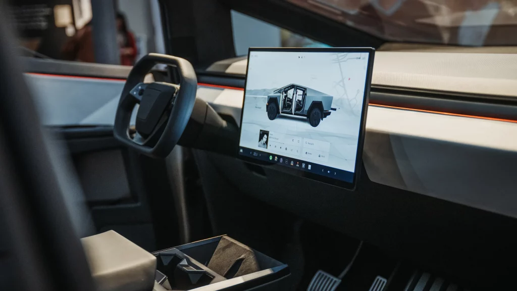Intérieur futuriste Tesla Cybertruck, volant Yoke et écran de contrôle, événement Mulhouse.