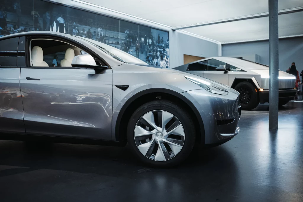 Tesla Model Y et Cybertruck exposés à Mulhouse; événement automobile futuriste en Alsace.
