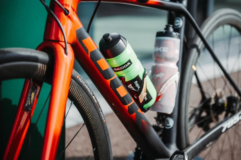 Gros plan d'un vélo Look avec bidon Škoda lors des Boucles Škoda à Colmar.